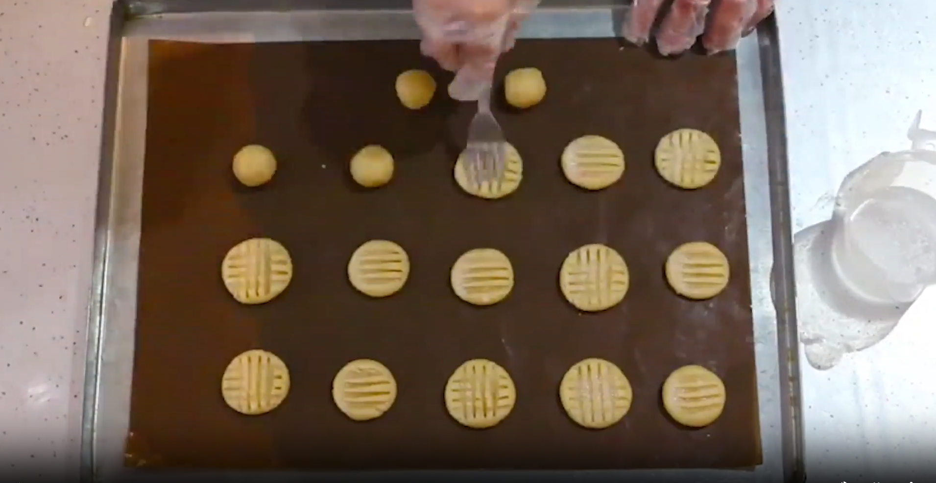 گذاشتن کوکی ترافل توی فر