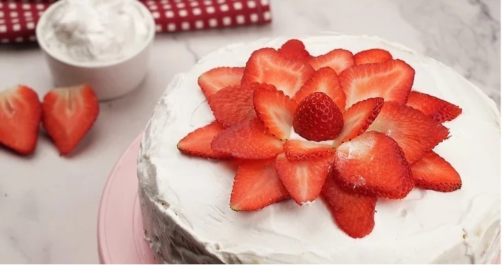 تزیین کیک با میوه‌های قرمز