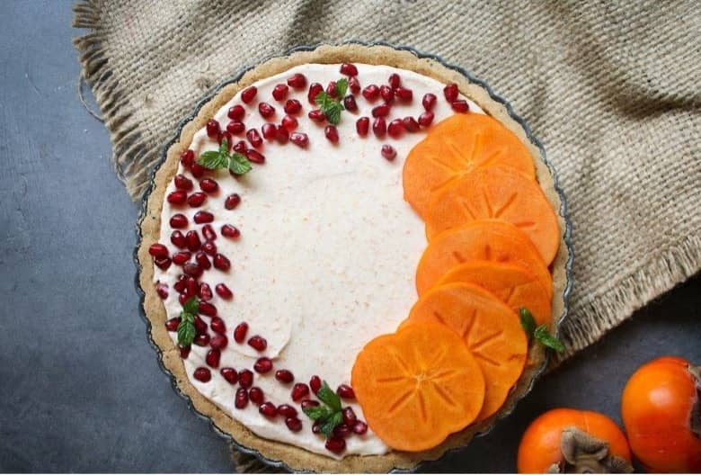 تزیین کیک پاییزی فصل با میوه 