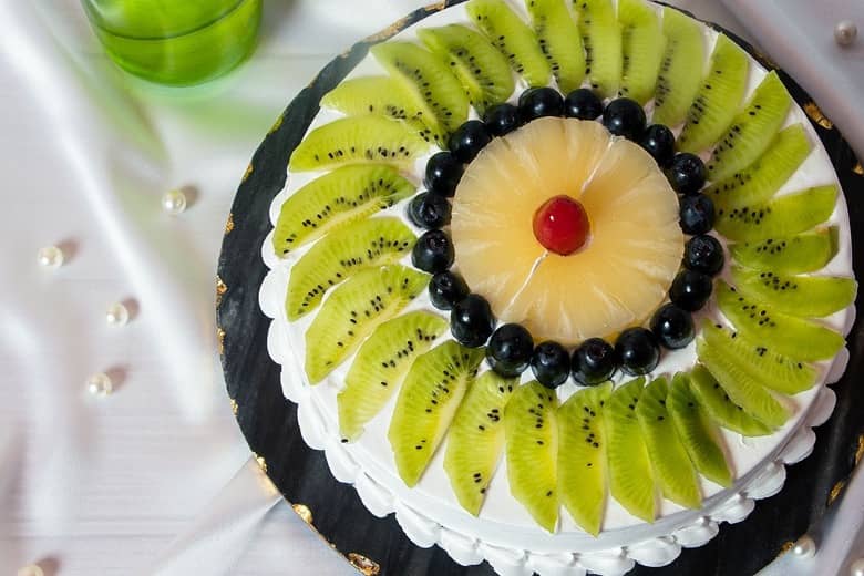 تزیین کیک با میوه سبز