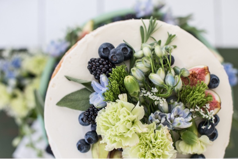 تزیین کیک با گل خوراکی و میوه 