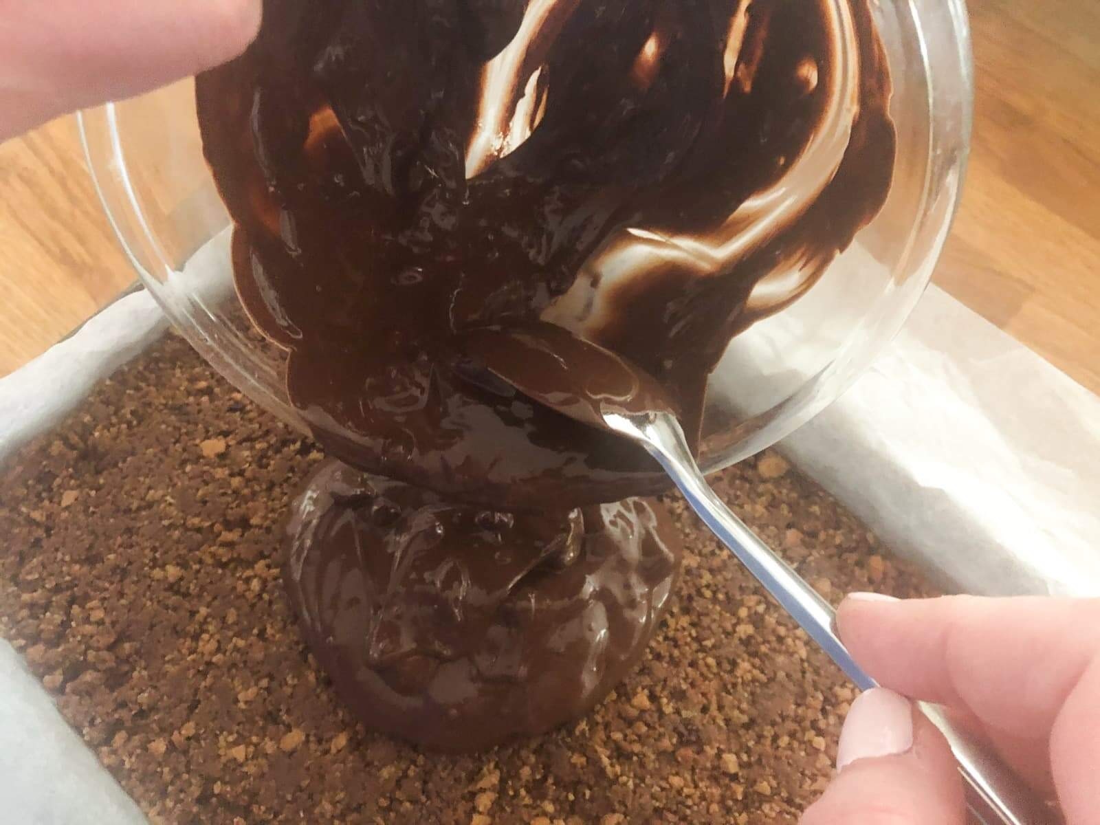 ریختن شکلات در بیسکوئیت