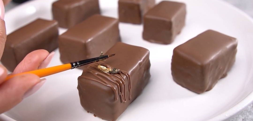 تزئین شکلات اپرا با ورق طلا