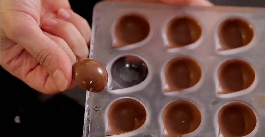 مرحله ی قالب شکلات دست ساز