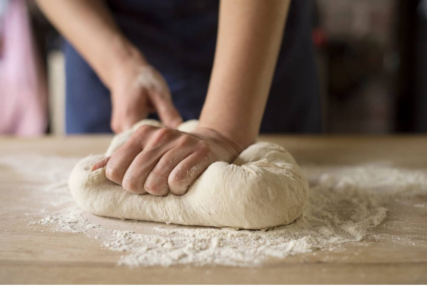 ورز دادن خمیر دونات خانگی