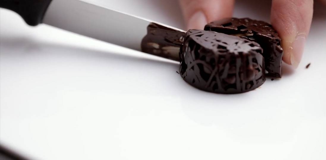 برش زدن شکلات مهره ای