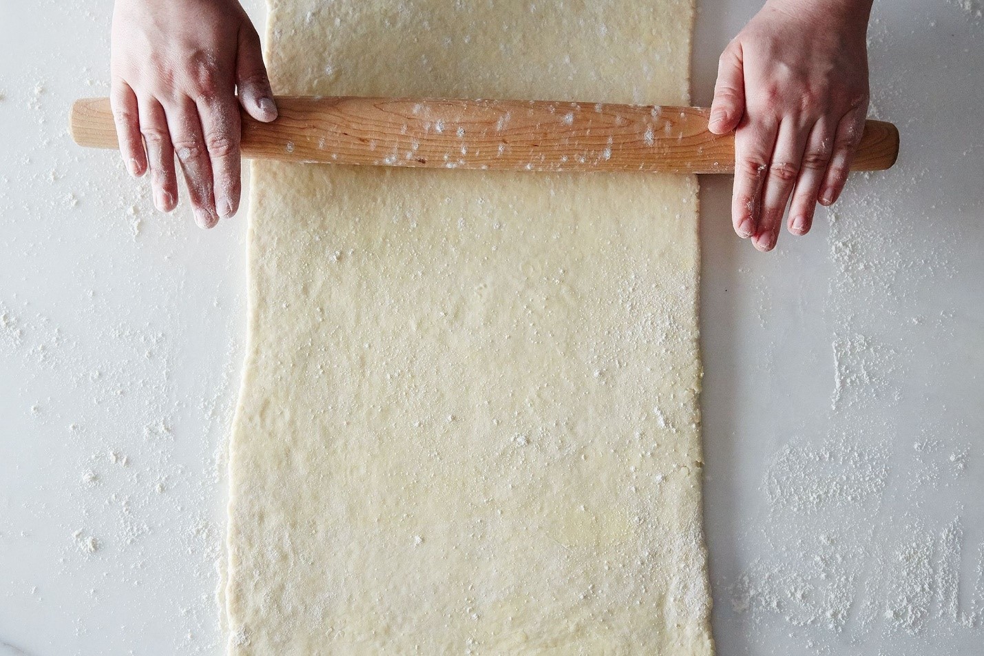 وردنه زدن خمیر شیرینی