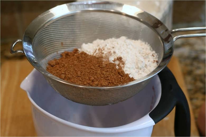 الک کردن مواد کیک براونی