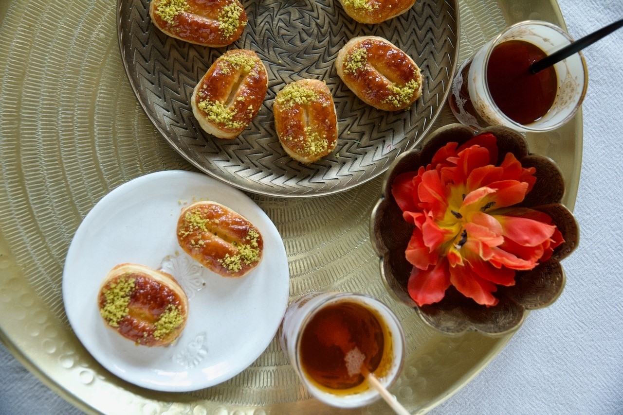 مرحله آماده سازی شیرینی زبان